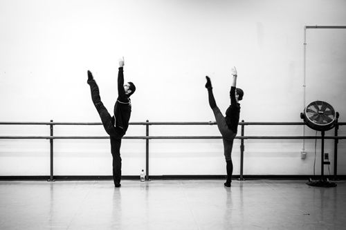 2 dancers doing the Grand Battement